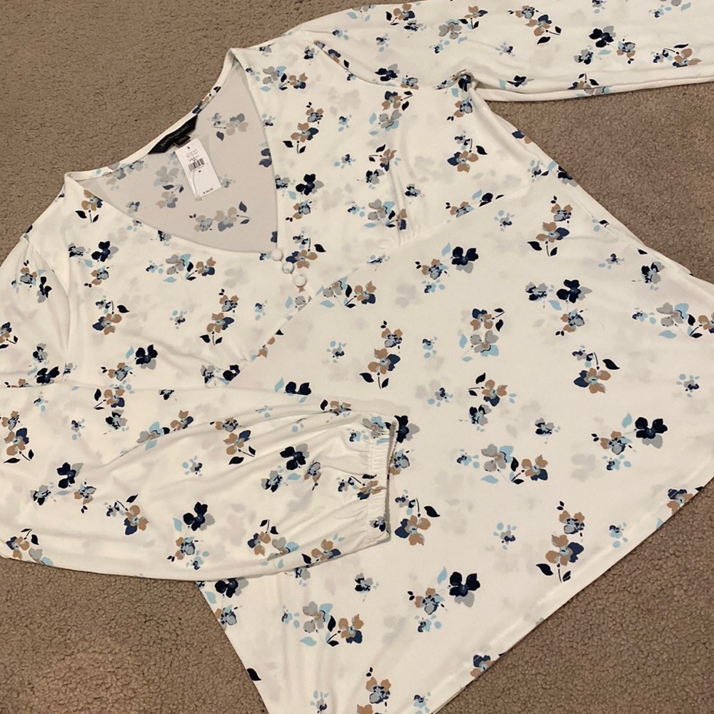 Banana Republic medium stretchy blouse with three buttons. New with tags